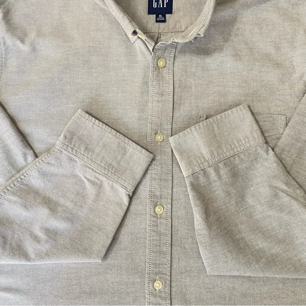 GAP Men's Light Gray Casual Button-Down Shirt